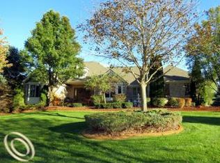 10221 Longford Dr, South Lyon, MI