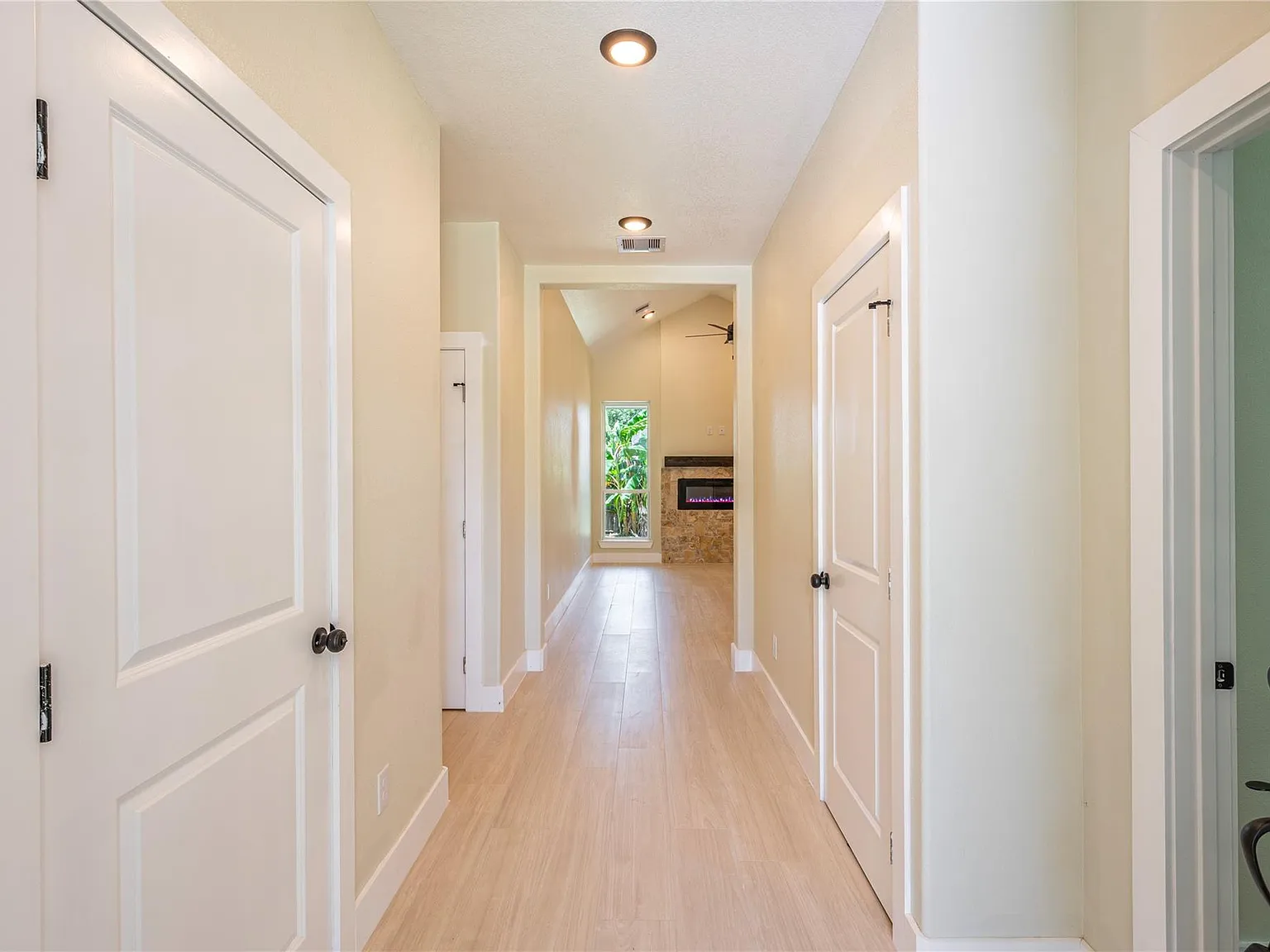 3 bed, 2.0 bath, 1370 sqft, $2,350 — Photo 4