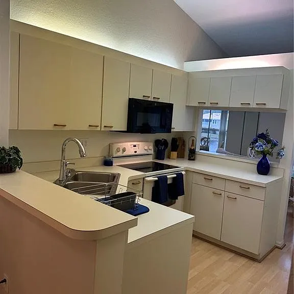 306 Emerald Bay Cir #J5 — Photo 4