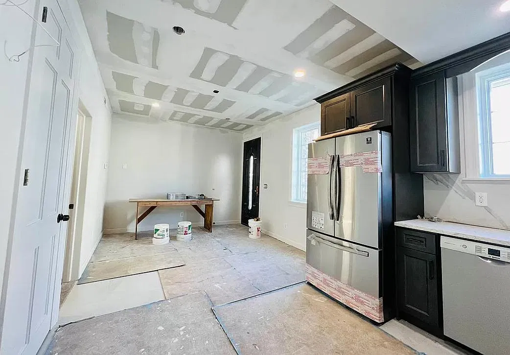 3 bed, 900 sqft, $3,200 — Photo 3