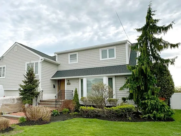3544 Woodward St, Oceanside, NY 11572
