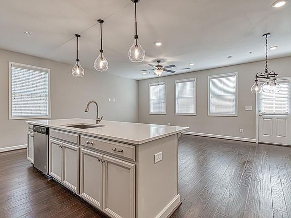 4th image of 348 Niles Ct
