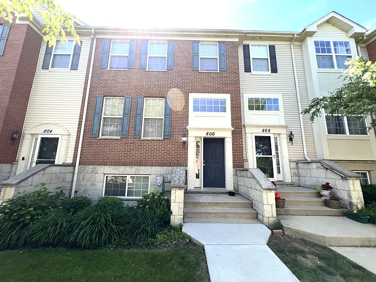 806 Lewisburg Ln — Photo 1
