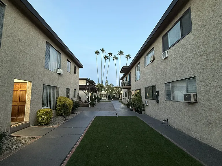 Encino Royal — Photo 6