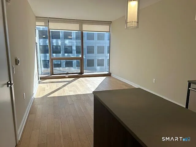 1 bed, 1.0 bath, 754 sqft, $2,367 — Photo 2