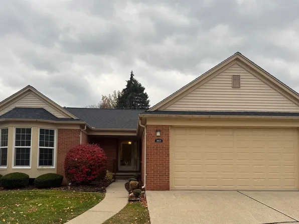 18834 Woods Dr W, Clinton Township, MI 48036