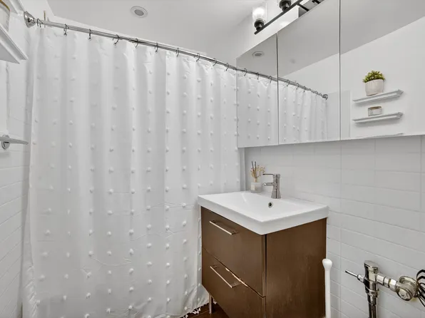 6495 Broadway image 29 of 32