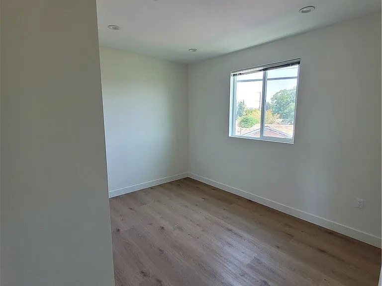 11864 Borden Ave — Photo 14