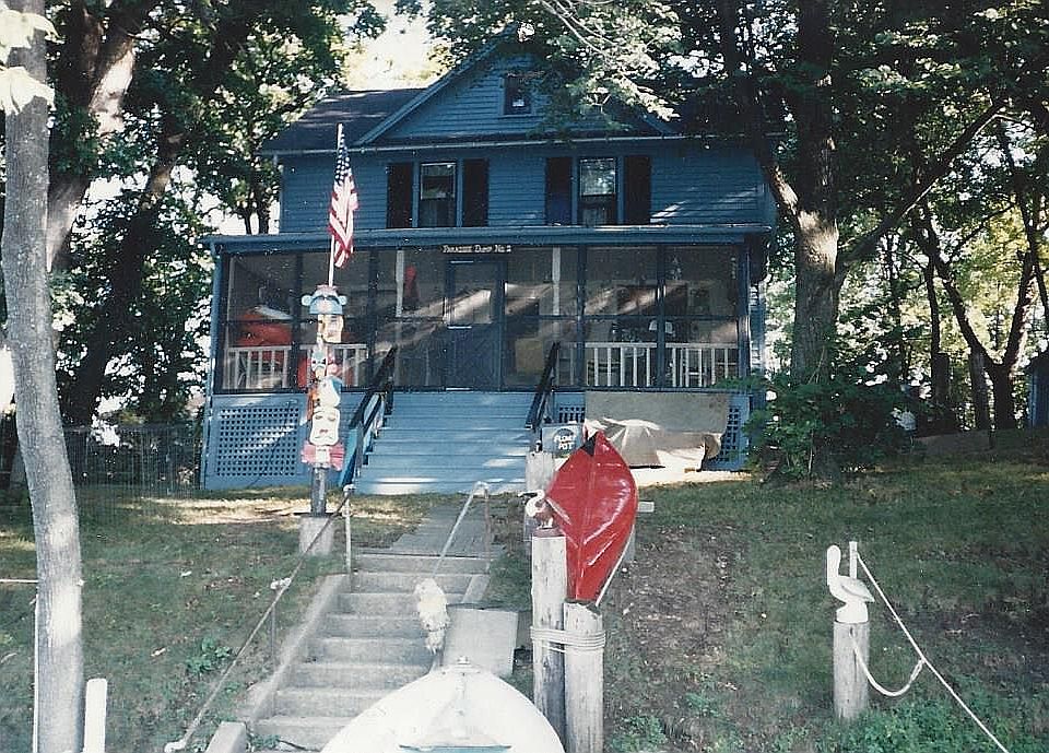 Old cottage in pristine yrs.