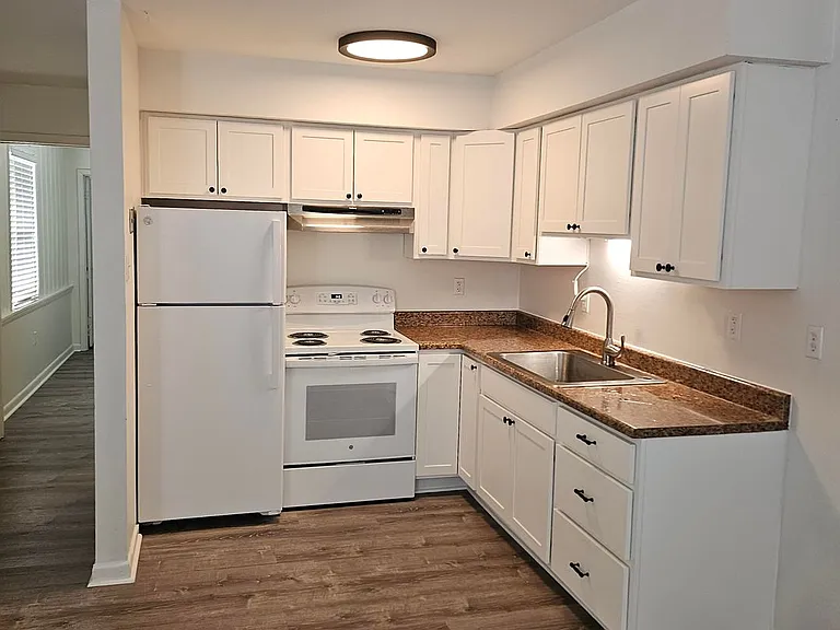 1232 N Main St — Photo 2