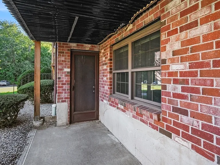16 Mayberry Dr #4 — Photo 7