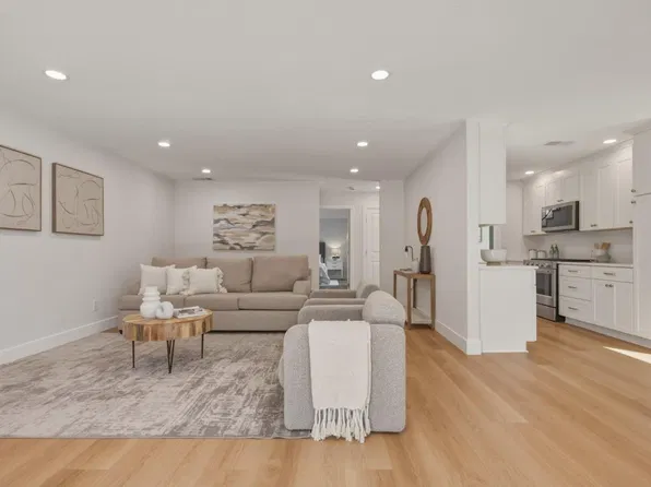 1360 Josselyn Canyon Rd APT 43, Monterey, CA 93940