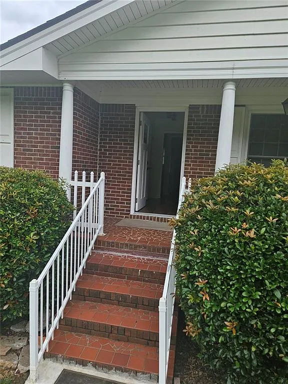 3 bed, 2.0 bath, 2200 sqft, $1,800 — Photo 2