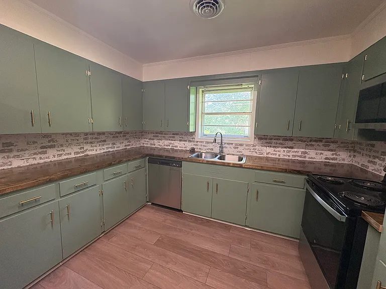 216 E Clayton St — Photo 16