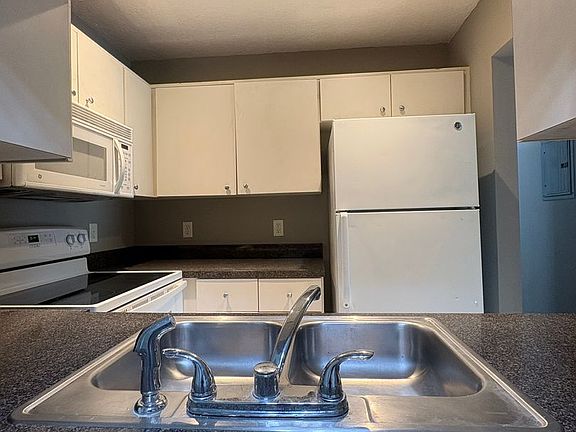 5th image of 1132 S Pine Ridge Cir #108