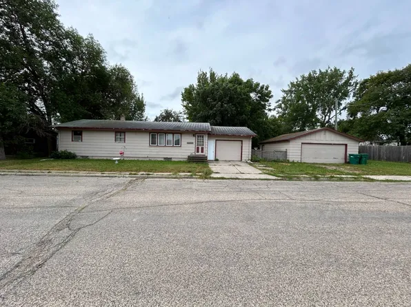 414 6th Ave NE, Rolla, ND 58367