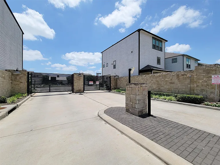 10509 Harmon Smith Dr — Photo 2