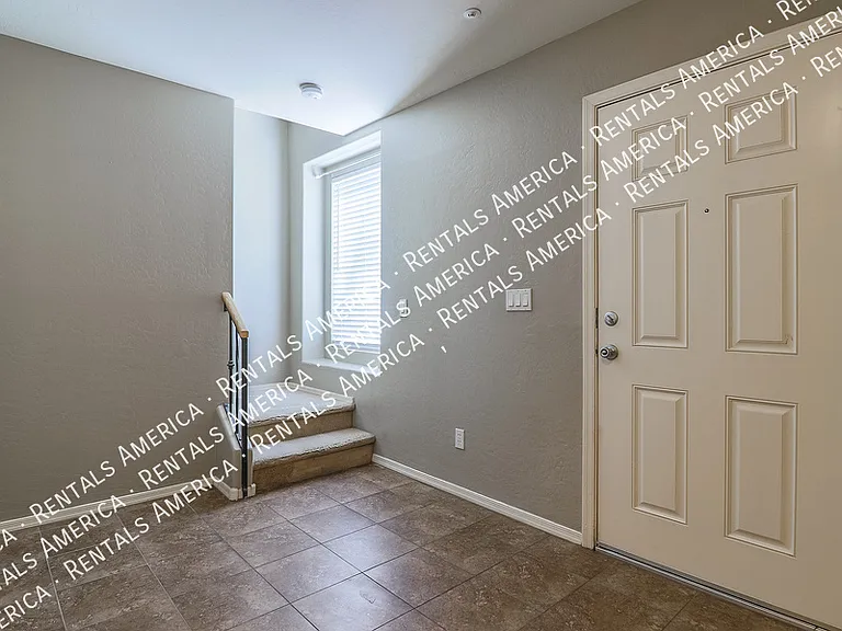 747 N Port Dr — Photo 4