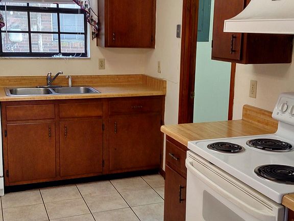 Eat in kitchen-frig, dishwasher, stove, disposal