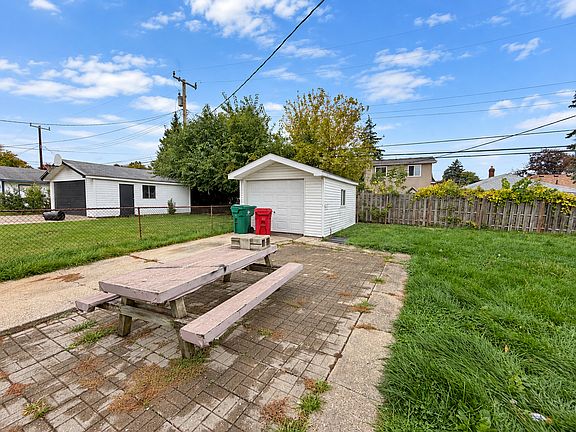 3rd image of 22353 Linwood Ave