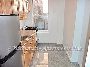 2nd image of 160 E 92nd St