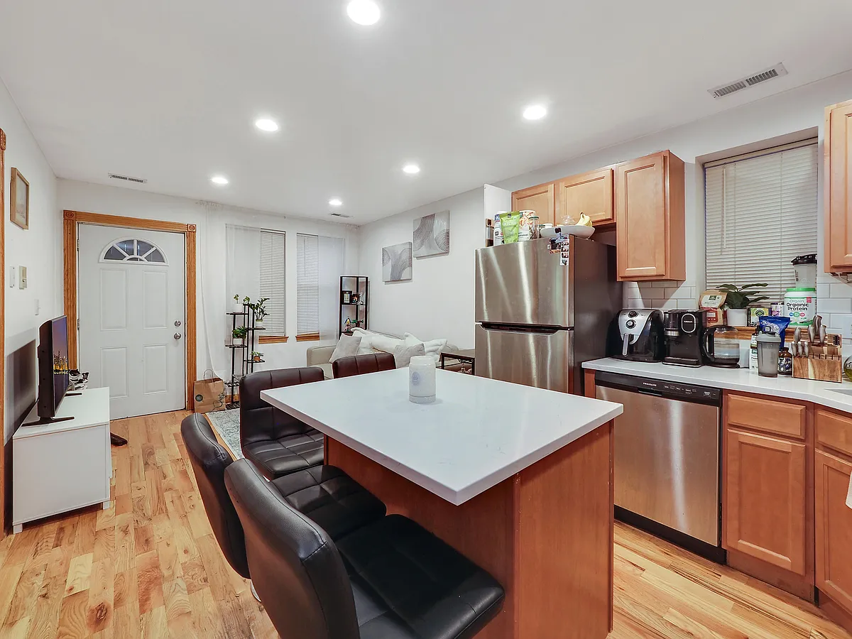 Building Photo - 2425 N Greenview Ave #GR
