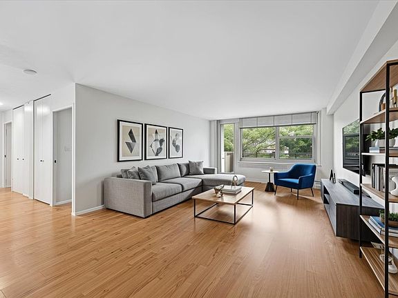 3rd image of 555 W Cornelia Ave APT 501