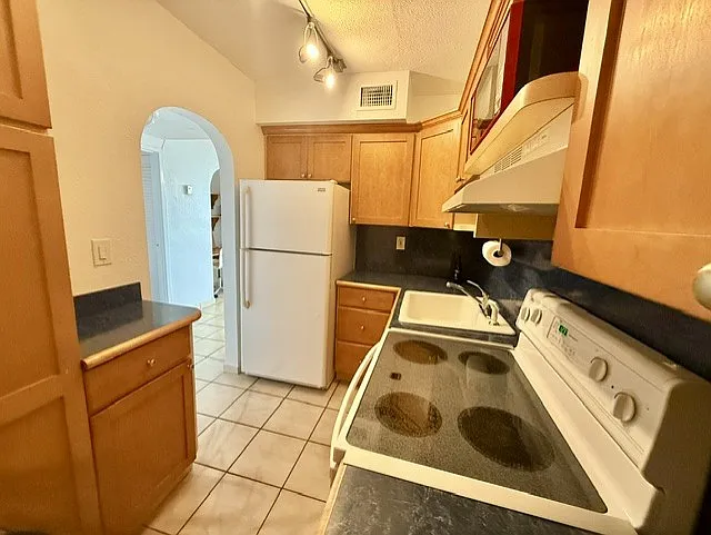2899 Collins Ave #1114 — Photo 14