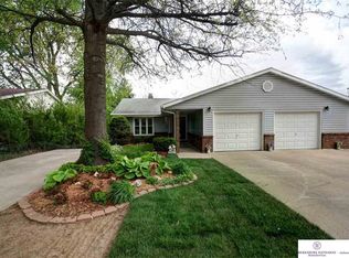 9613 Oak Ridge Dr, Bellevue, NE 68147