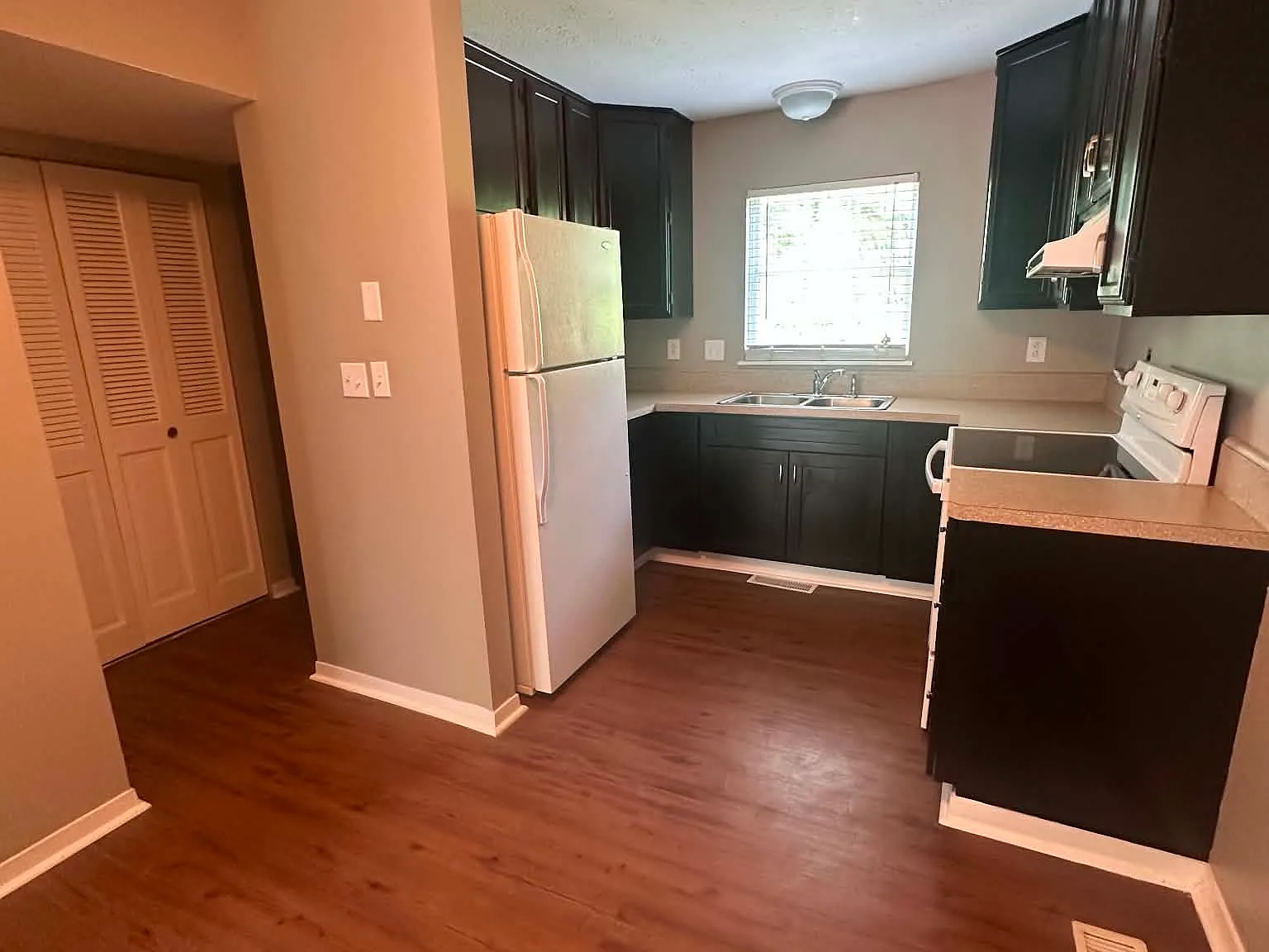 2 bed, 1.5 bath, $995 — Photo 3