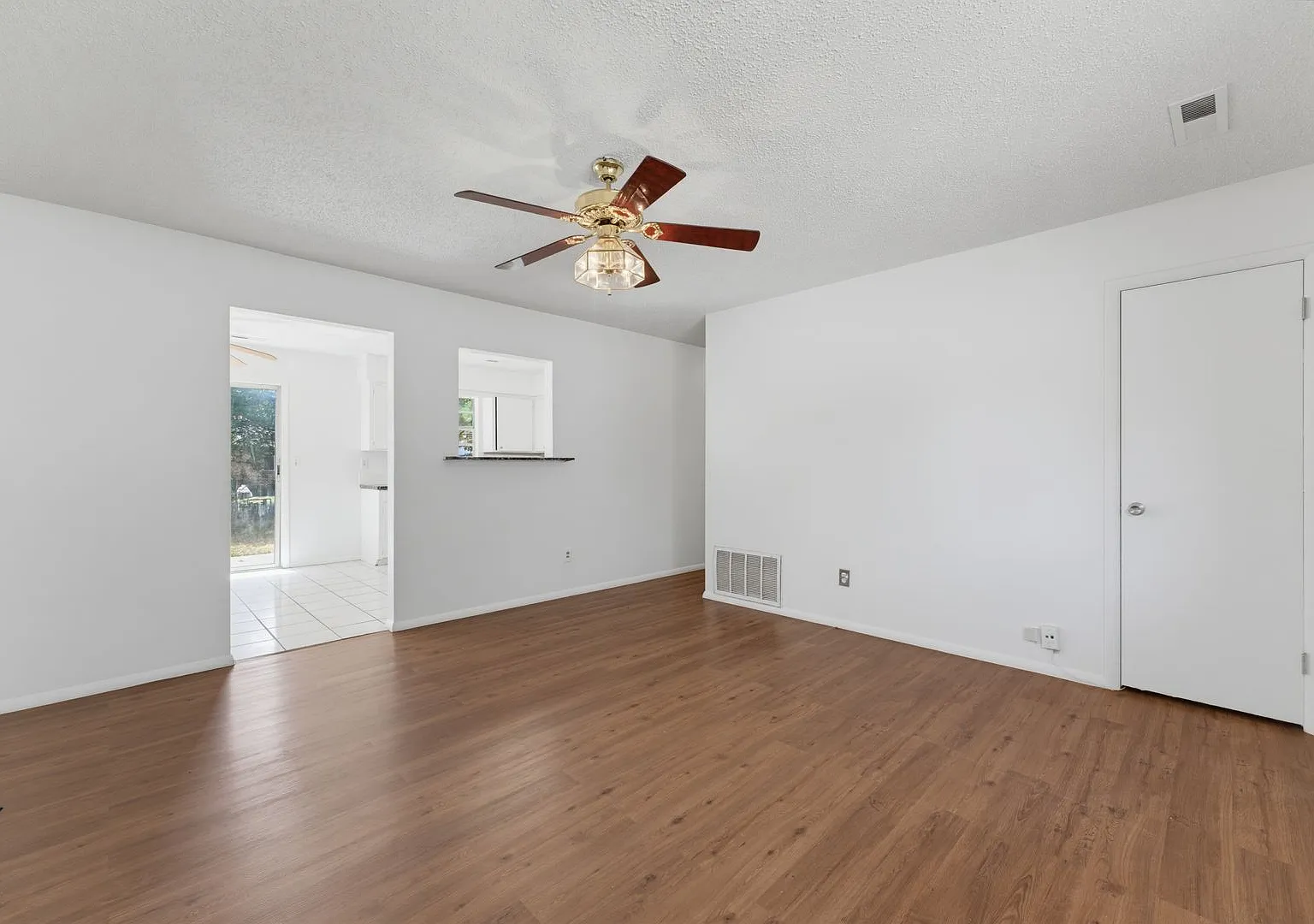 Charming 3-bedroom, 1.5-bath home in Springdale, — Photo 4