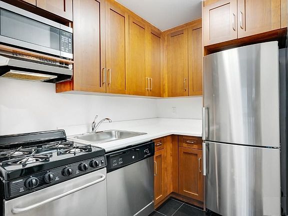 3rd image of 169 1st Ave #2R