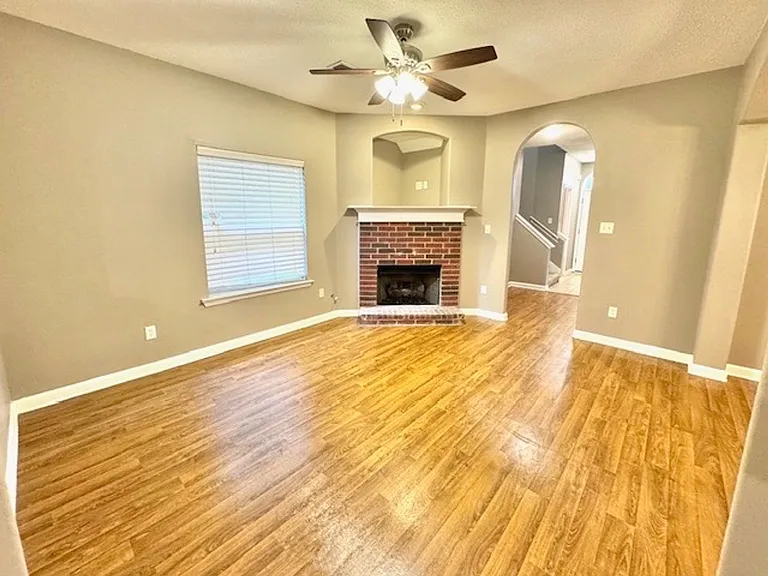 10226 Sterling Ridge Dr — Photo 3