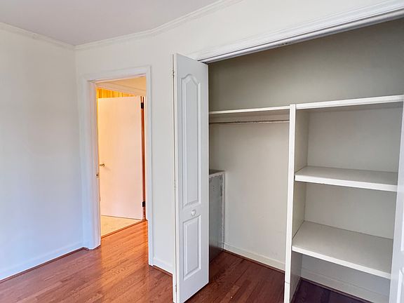 4th image of 1122 Wells Cir