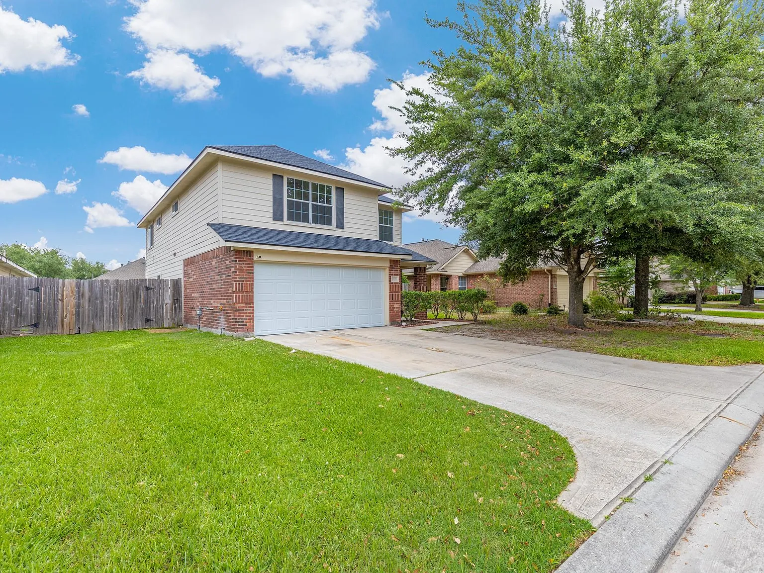 4 bed, 2.5 bath, 2340 sqft, $2,200 — Photo 3