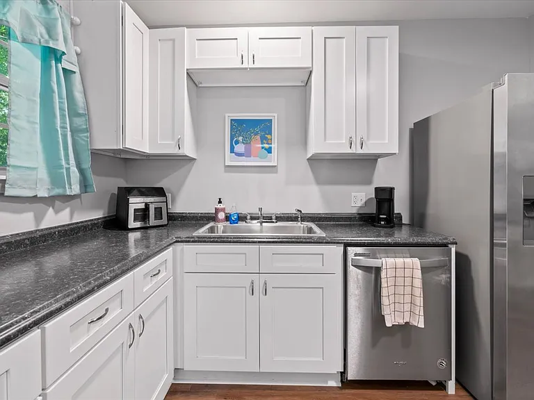41 Lawton Ave — Photo 14