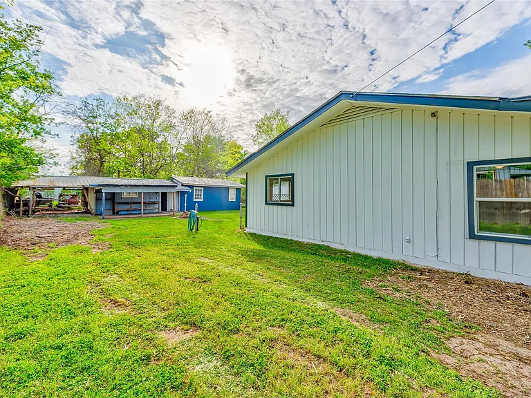 2778 FM 3277 — Photo 18