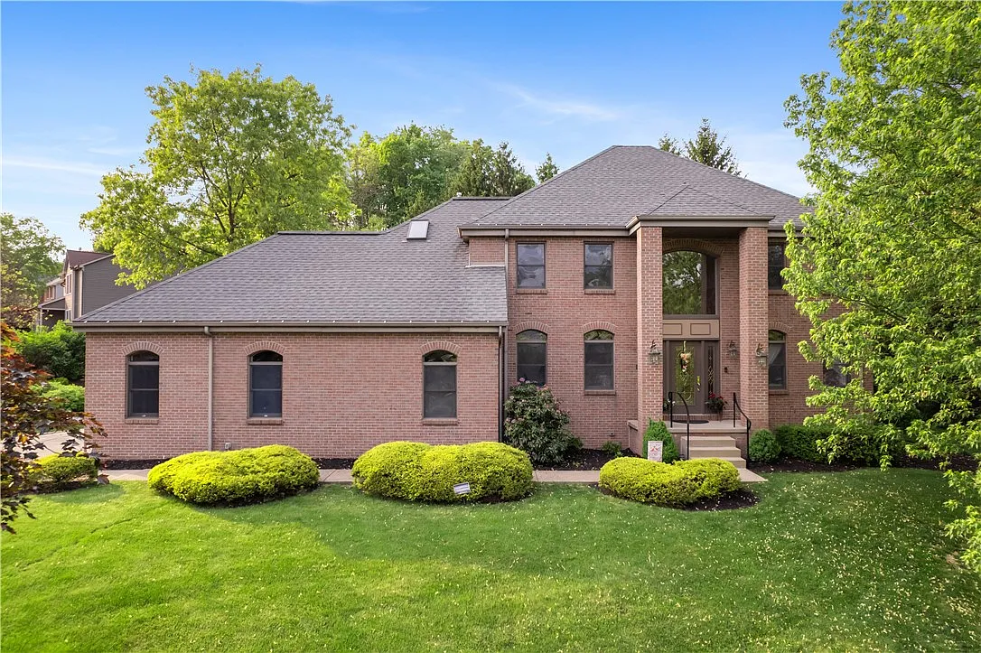 300 Cloverdale Dr photo 1