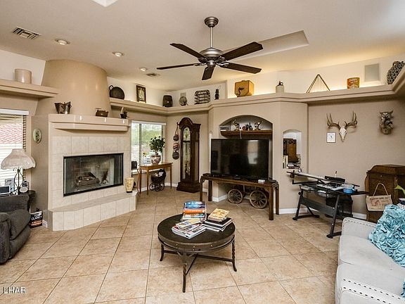 4th image of 2802 Holiday Dr