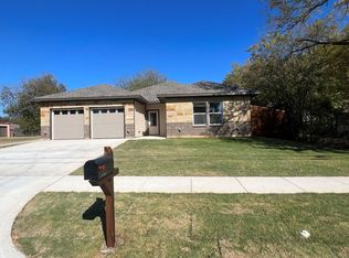 719 E 5th St, Bonham, TX 75418