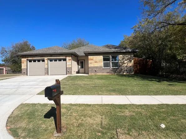 719 E 5th St, Bonham, TX 75418