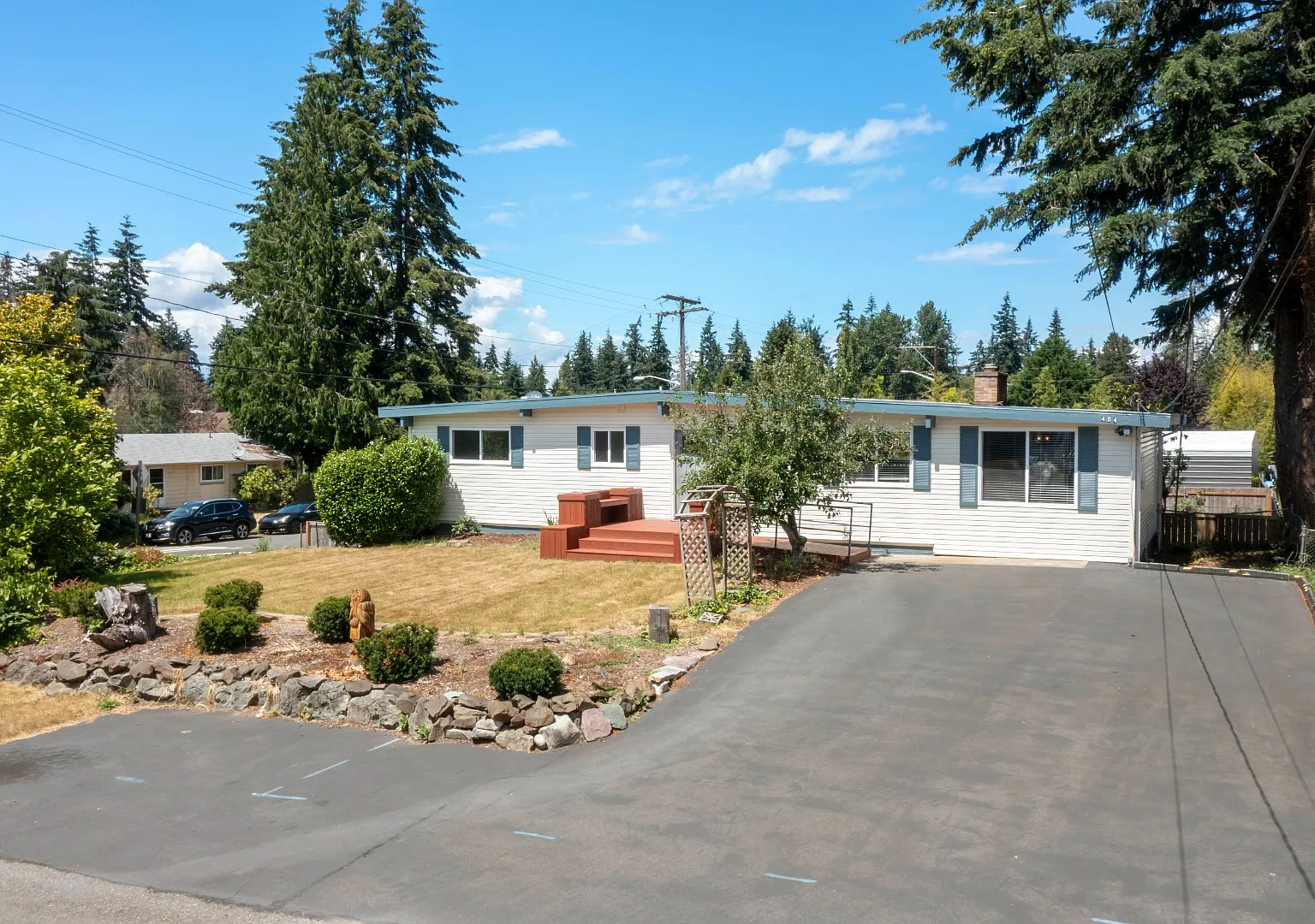 Spacious 5 Bedroom with Huge yard and 3 fireplaces — Photo 1