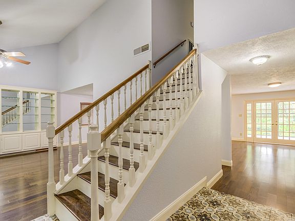 4th image of 208 Old Oaks St