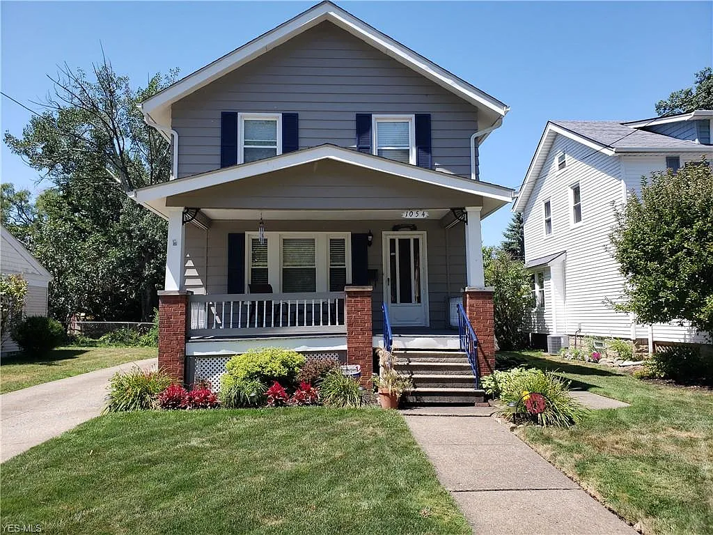 1054 Archwood Ave photo 1