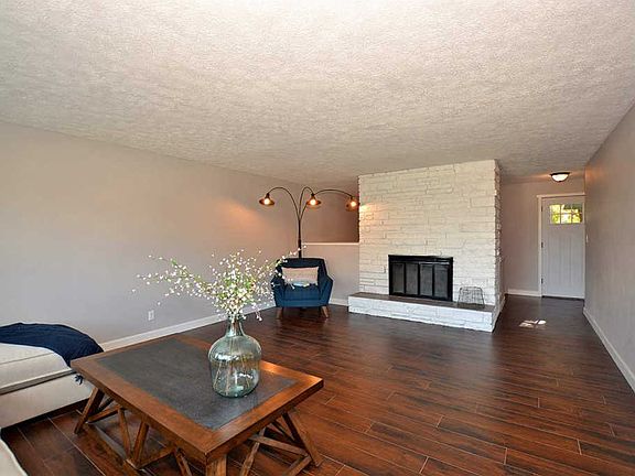 4th image of 2720 E Mount Vernon Ct
