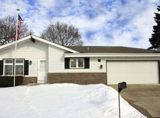 712 Club Ln, Waterford, WI 53185