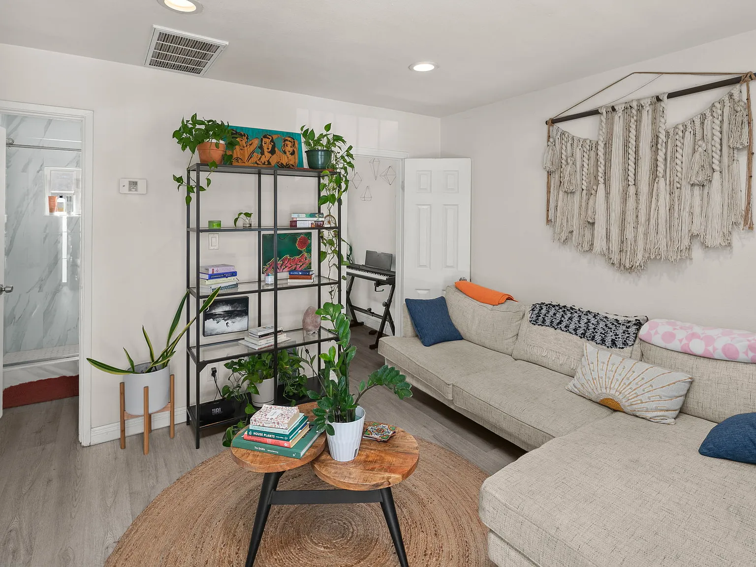 3 bed, 1150 sqft, $3,295 — Photo 2