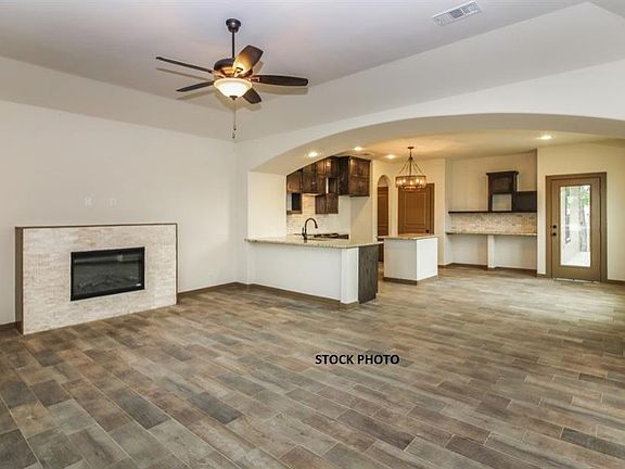 3rd image of 715 W Kimball St