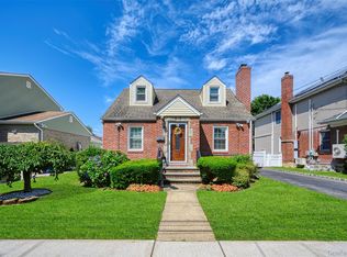 31 Pilgrim St, New Hyde Park, NY 11040