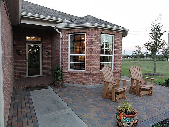 Enjoy the breeze on the front patio reading a book, or enjoying the waterview!